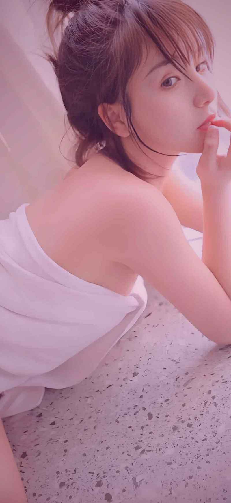 一家三口在青山绿水的营地前协作搭建帐篷，孩子正在传递地钉