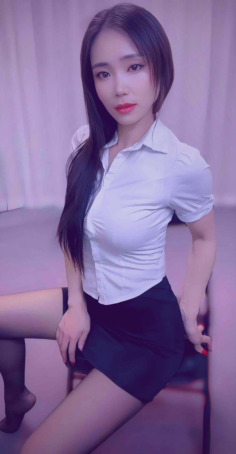 夜晚的营地，一家人围坐在温暖的串灯和篝火旁，父亲指着天空似乎在讲解星空