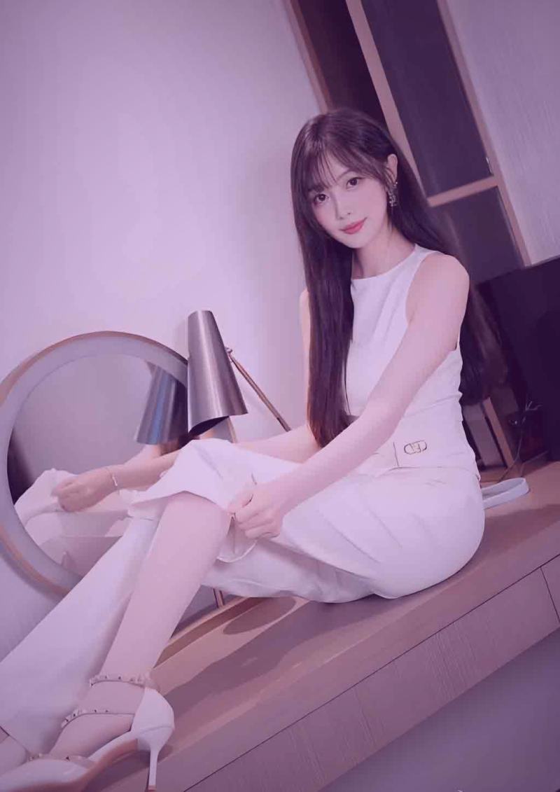 孩子们在户外公园里快乐玩耍，同时画面中有一些象征安全的元素，如清晰的路径指示、平坦的地面、远处有成人看护
