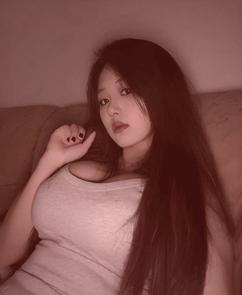 西瓜视频记录新手妈妈带娃一天的清晨起床场景，妈妈抱着婴儿在床边