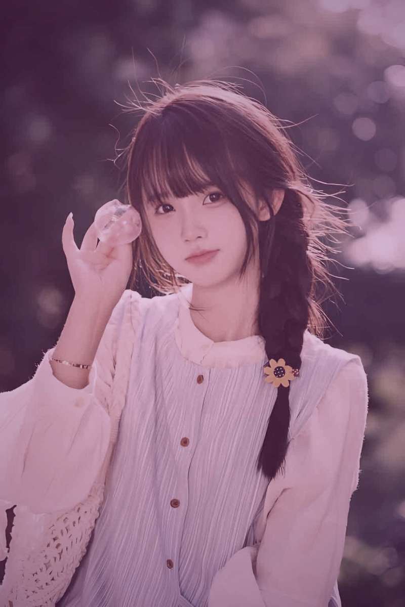 宝妈推着购物车在超市果蔬区挑选新鲜蔬菜，孩子坐在购物车里好奇地四处张望