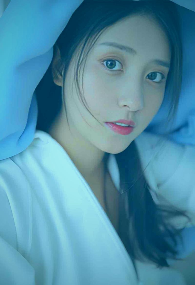 职场妈妈下班后与孩子互动场景